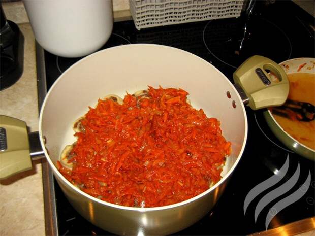 16. Сверху выложить овощи в томатной пасте.