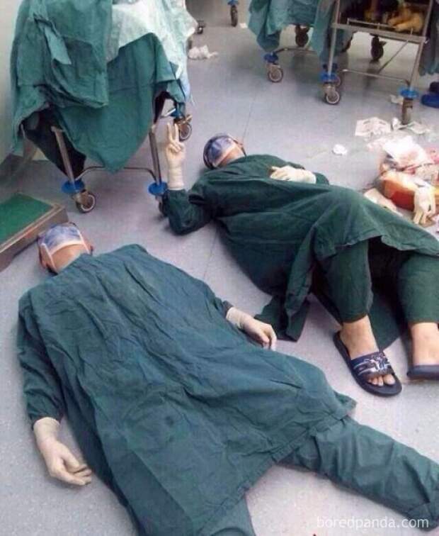 Два хирурга после успешного удаления нескольких опухолей головного мозга во время 32-часовой операции