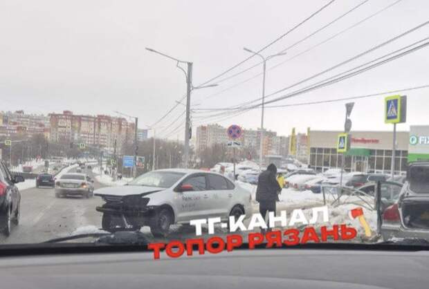 Такси попало в ДТП в Рязани