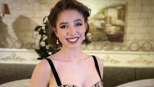 17-летняя дочь Началовой отметила последний звонок — глаз не оторвать