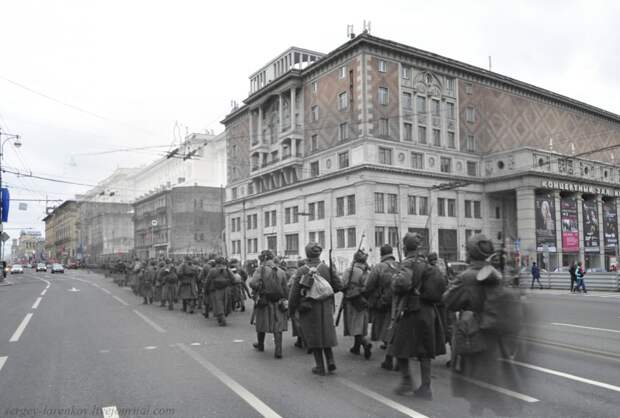 Москва 1941-2012 Тверская ул. Стрелковые роты на марше. Moscow 1941-2012 Tverskaya street. Infantry regiments on the march.
