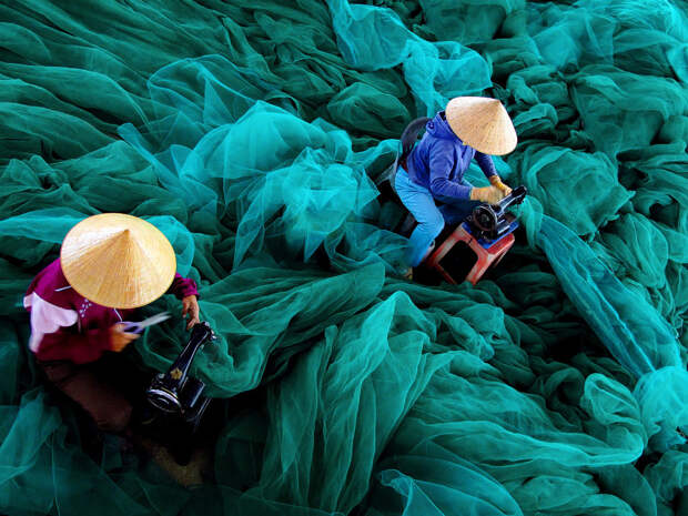Женщины чинят рыболовные сети, Вьетнам