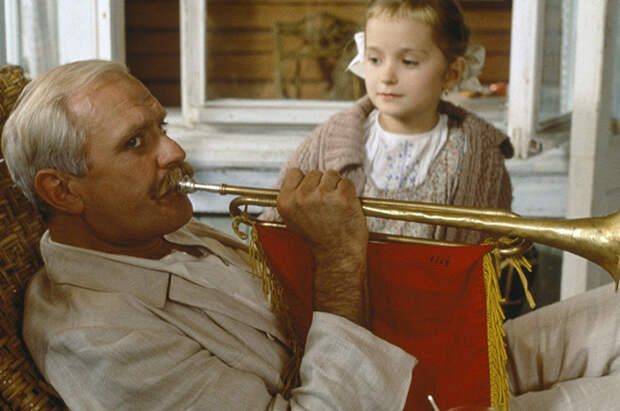 Никита Михалков с дочерью Надеждой. Кадры из фильма "Утомленные солнцем" 