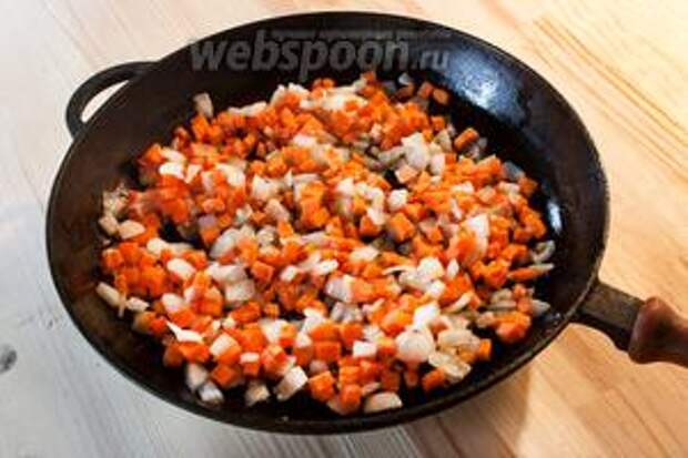 Когда лук с чесноком станут прозрачными, добавляем морковь.