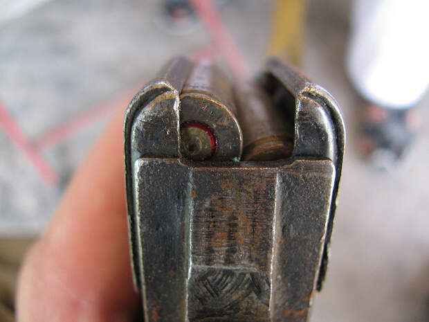 АК-47 - автомат Калашникова калибр 7,62-мм АК-47 - автомат Калашникова калибр 7,62-мм