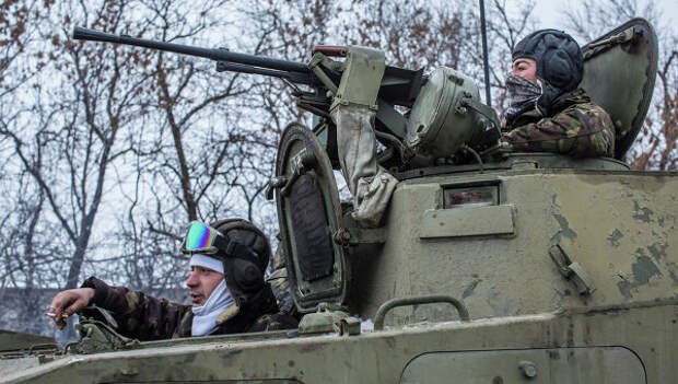 Украинские военнослужащие на дороге между Дебальцево и Артемовском