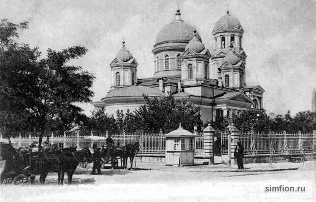 В Симферополе восстановят часть снесённого автомобилем исторического забора возле Детского парка