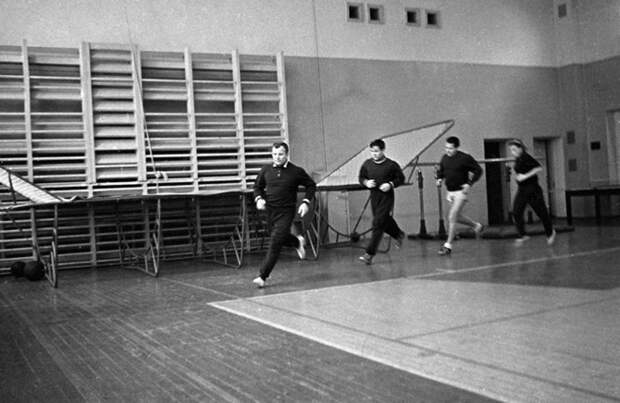 Гагарин бегает в спортзале
