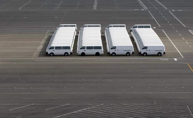 Эти фургоны, припаркованные у Nissan Motor Co в Йокосуке выглядят как оригами.