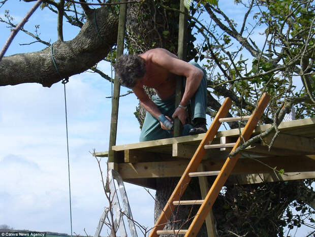 9.	Первый свой домик на дереве Мелвилл-Смит построил в возрасте 10 лет.