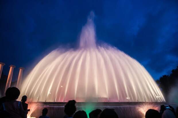 Магический фонтан Монжуика (Magic Fountain of Montjuic), поющий фонтан в Барселоне, Испания