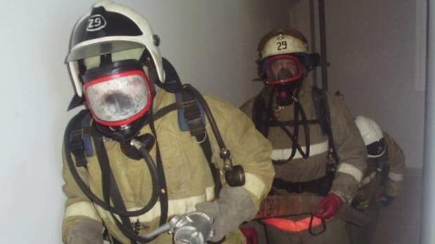 Сотрудники МЧС потушили пожар в многоквартирном доме под Калининградом и спасли человека