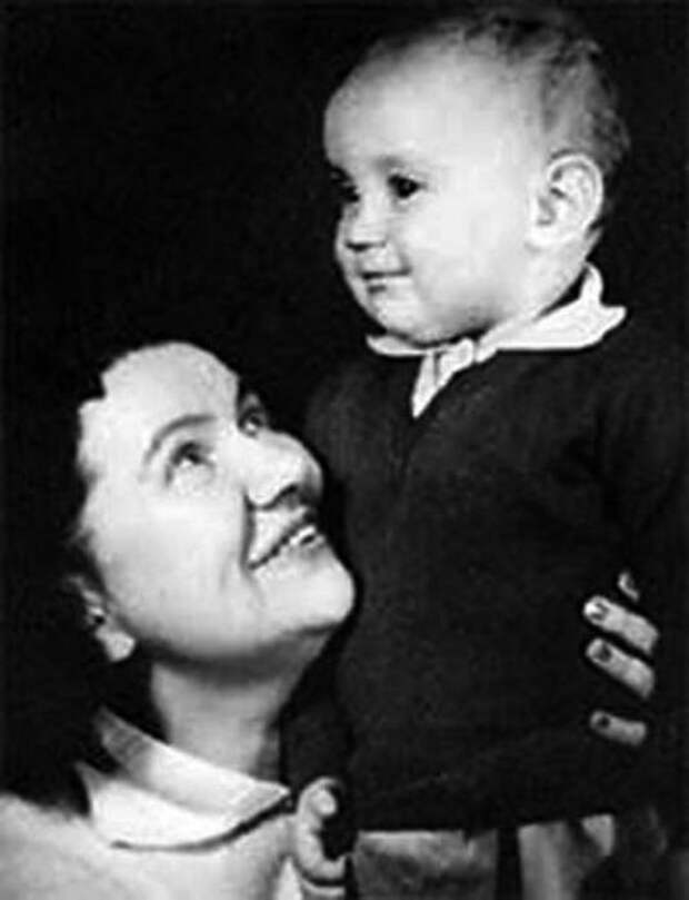 Нина Сазонова с сыном. / Фото: www.24smi.org
