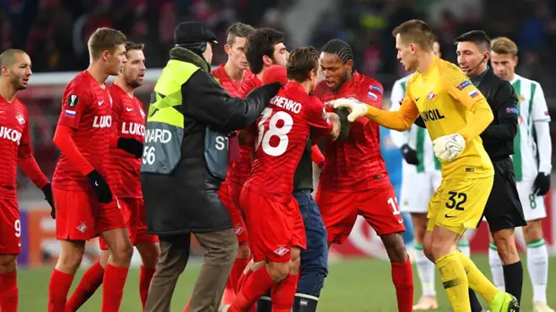 Глушаков назвал «заказухой» инцидент с выбежавшим к нему болельщиком