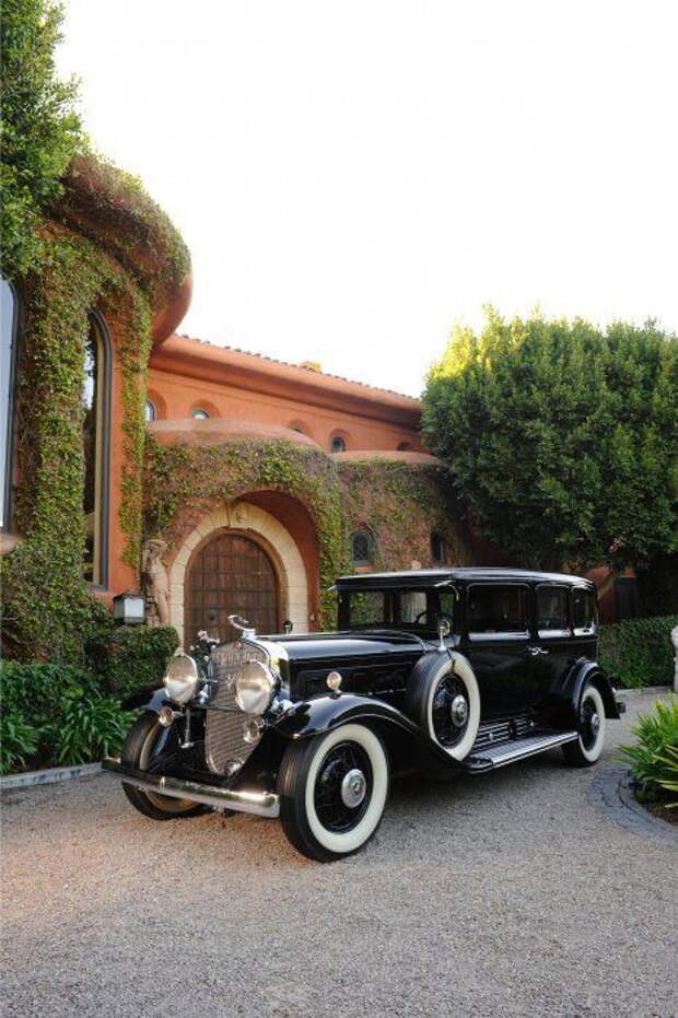 Особенности первого VIP-броневика "Кадиллак" модели 452:<br> - тяжелое бронирование толщиной в четверть дюйма (6,35 мм) и 5-слойные бронестекла<br> - в боковых стеклах на задних дверях были оборудованы маленькие бойницы с закрывающимися изнутри <br> бронированными лючками, из которых можно было вести огонь из пистолетов или автоматов<br> - сброс масла в выхлопную трубу для установления дымовой завесы перед преследователями<br> - лючок в полу, через который на дорогу высыпались специальные заточенные шипы, способные пробить <br> все шины преследовавших автомобилей