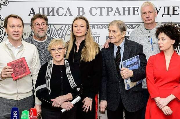 Старушкой не смотрится, но и не молодится: как сейчас выглядит 84-летняя Алиса Фрейндлих