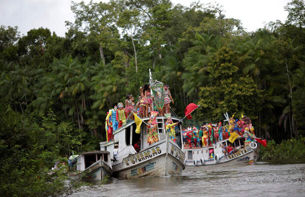 Так называемый водный карнавал в Бразилии