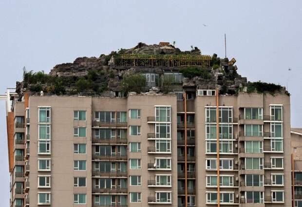 Профессор из Пекина Чжан Лин построил на крыше небоскреба виллу.