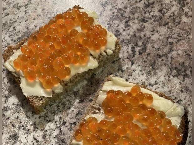 Эксперт: фото богатого новогоднего стола может привлечь внимание налоговой