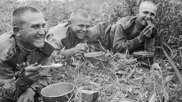 «Кухня Победы»: что готовили на 9 Мая с 1940-х до 1990-х