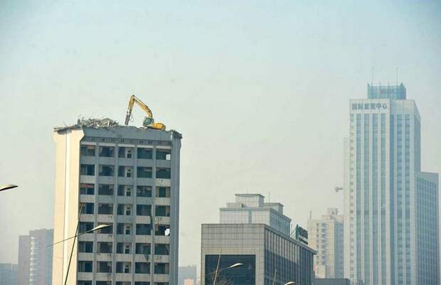 Демонтаж высотного здания по-китайски (3)