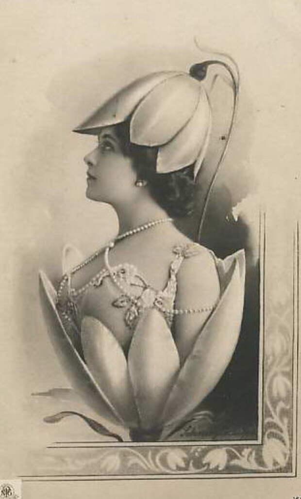 Лина Кавальери. Открытка с цветком