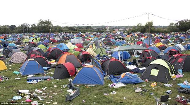 Они провели молодежный фестиваль. И просто оставили 60 000 своих палаток!