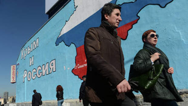 Патриотические граффити в Москве о воссоединении Крыма и России. Архивное фото