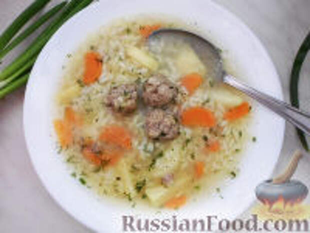 Фото к рецепту: Сытный супчик с рисом и фрикадельками