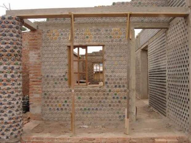 Жители Нигерии строят огнеупорные, пуленепробиваемые эко-дома из пластиковых бутылок! Взгляните на это!
