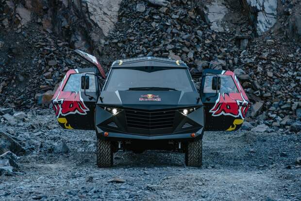 Грозный броневик на базе Land Rove от компании Red Bull Red Bull.  Land Rover, defender, броневик