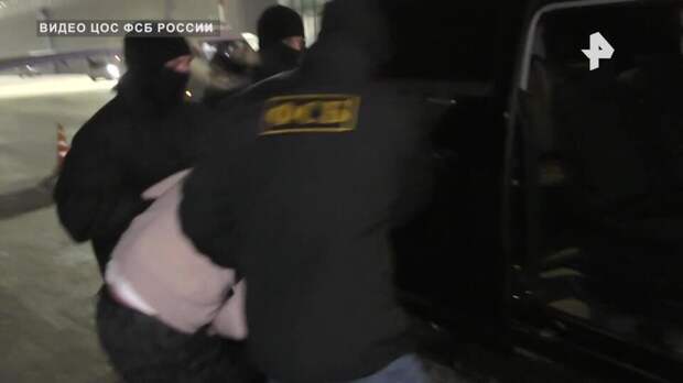 ФСБ показала кадры экстрадиции стрелявшего в Алексеева киллера из ОАЭ