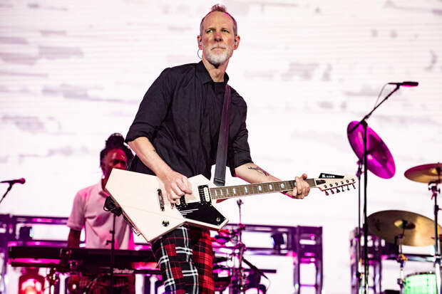 Гитарист группы No Doubt Том Дюмон сообщил о болезни Паркинсона