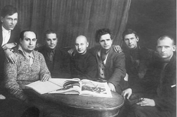 Члены Российской ассоциации пролетарских писателей. Владимир Киршон третий слева. Фото: Фундаментальная электронная библиотека