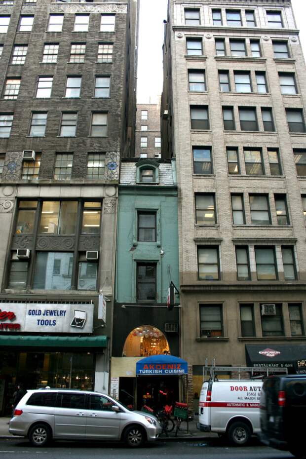 6. 3,8 м в ширину домик на West 46th Street в Нью-Йорке. в мире, дома, люди
