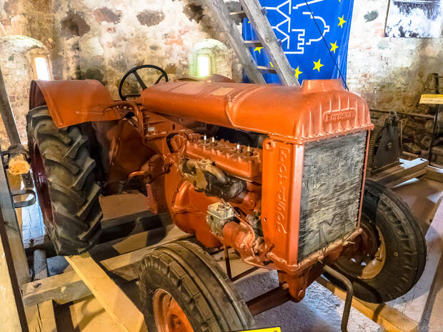 Рядом - трактор Fordson-F (США).Такие тракторы выпускались также и в СССР под именем "Фордзон-Путиловец", делали их на заводе «Красный Путиловец» в Ленинграде в 20-30 годы. автомузей, латвия, музей