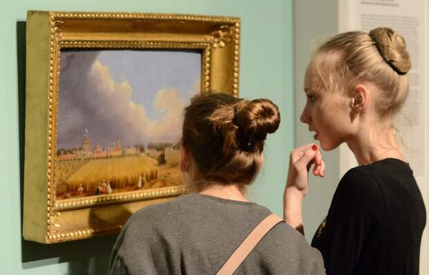 Посетители на выставке "Федор Рокотов (1735/36 – 1808)" в Третьяковской галерее