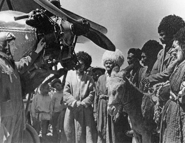 Знакомство с самолётом. Туркменская ССР. 1930-е.