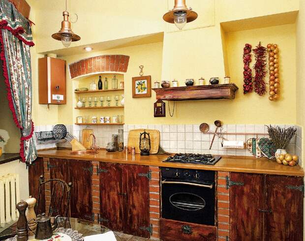Предметы декора в виде подвешенных луковиц актуальны и в наше время - в большинстве русских кухонь они останутся еще надолго