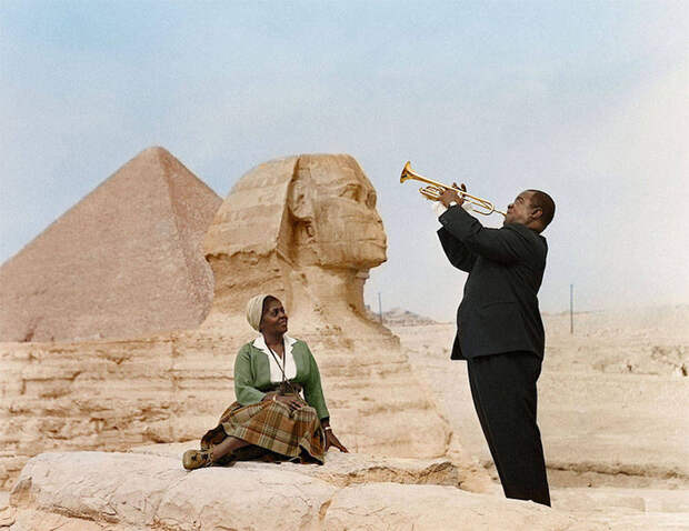 Луи Армстронг играет для своей жены Люсиль в Каире, Египет, 1961 год. 