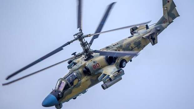 Люди пришли в восторг от того, как ударный вертолет России Ка-52 «Аллигатор» устроил шоу в небе над пляжем