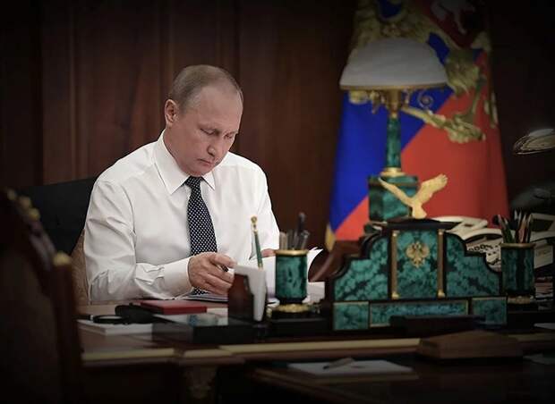 Одной из отличительных черт Путина является то, что у него нет простых комбинаций. Даже если точнее, Простые операции не сами по себе, а как составная часть более глобального плана.