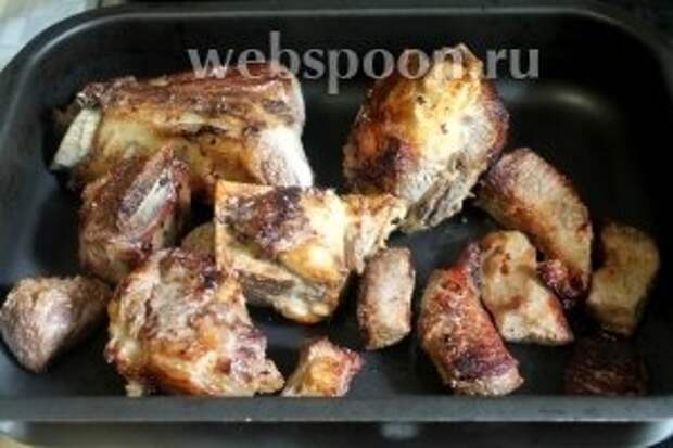 Обжаренное мясо сложить в форму для запекания.
