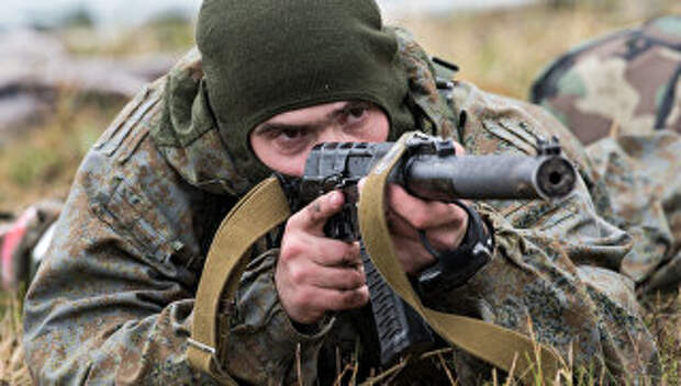 Российский военнослужащий во время совместных учений ВДВ России, Белоруссии и Сербии Славянское братство-2016 в Сербии