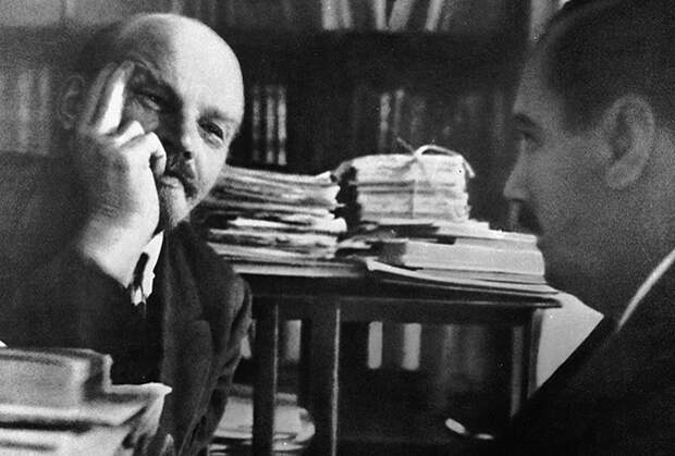 Владимир Ленин беседует с писателем Гербертом Уэллсом в своем кабинете в Кремле, 1920 год