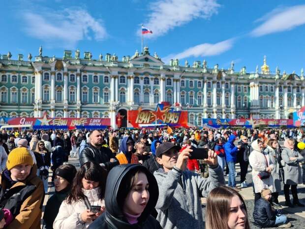 На Дворцовой площади проходит концерт «Песни, победившие войну»
