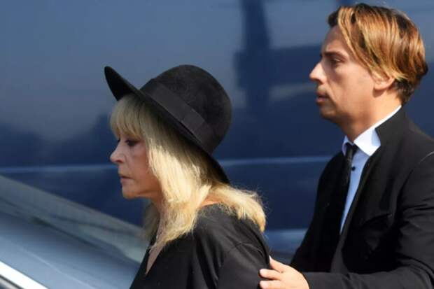 Замок Пугачевой и Галкина* в России бьет по карману чете