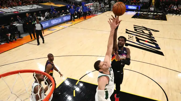 «Милуоки» победил «Финикс» и вышел вперёд в финальной серии плей-офф НБА