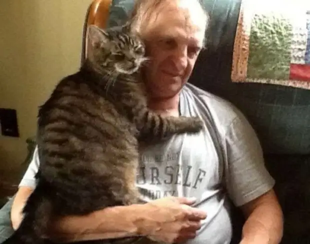 10 лет каждое утро котик приходит обнять своего хозяина