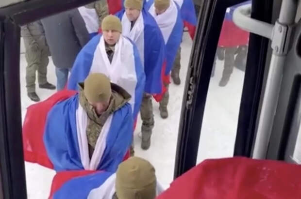 МО показало первые кадры с освобожденными из украинского плена бойцами